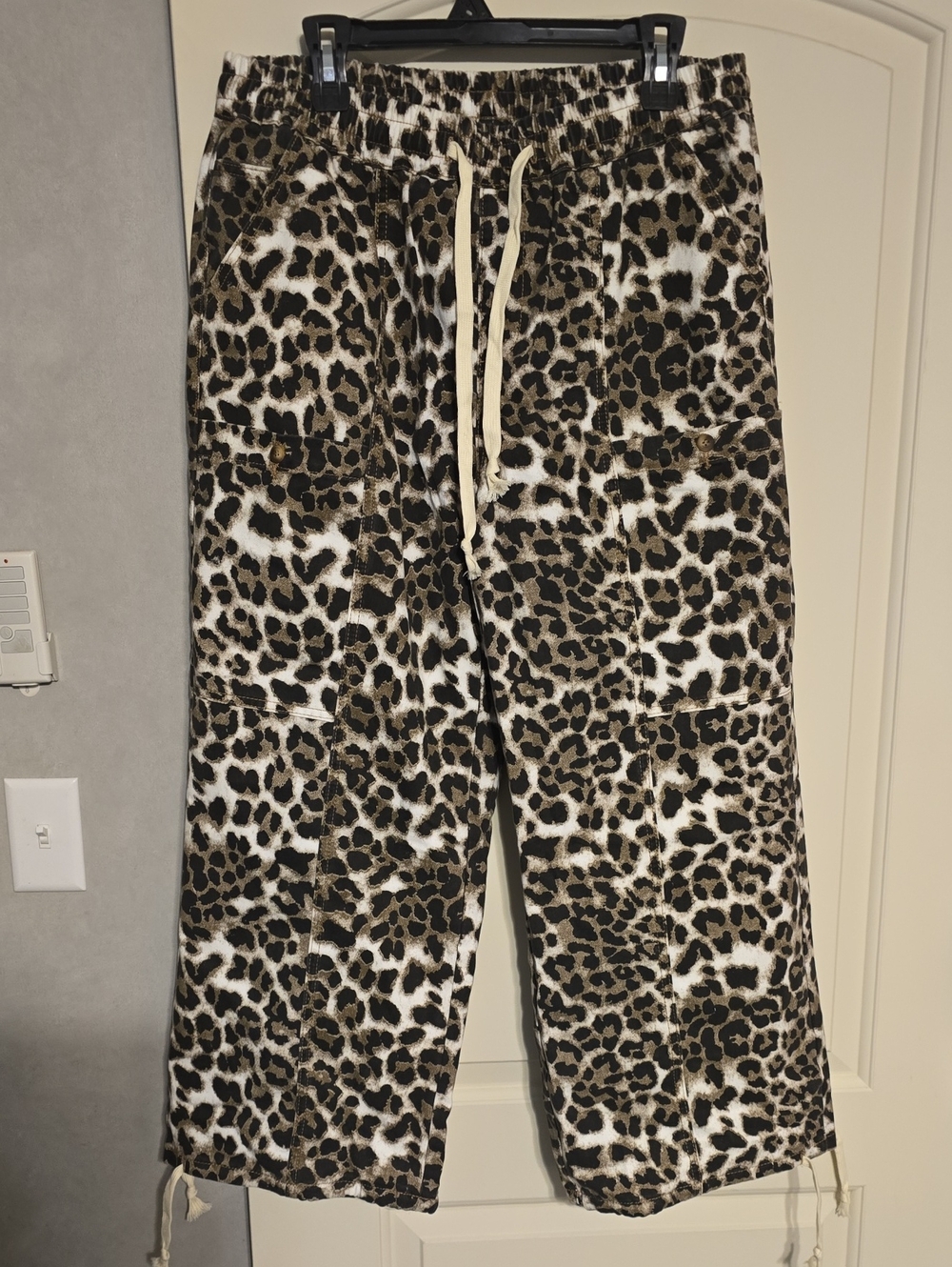 Women's BoutiqueLeopard Print Drawstring Pants - Brown/White